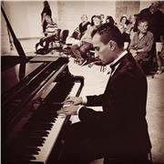 Insegnante di Pianoforte, laureato presso il conservatorio U. Giordano di Foggia, impartisce lezioni pratiche e teoriche